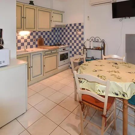 1 Bedroom Amazing In Holiday home *